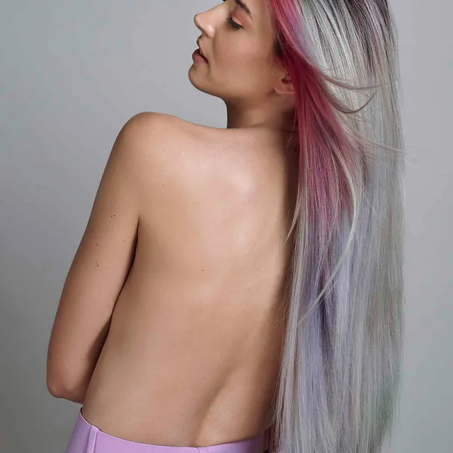 Wir sind dein Friseur für Haarverlängerung. Auf dieser Seite werden Fotos von Models mit Haarverlängerung, Haarverdichtung oder Extensions gezeigt.