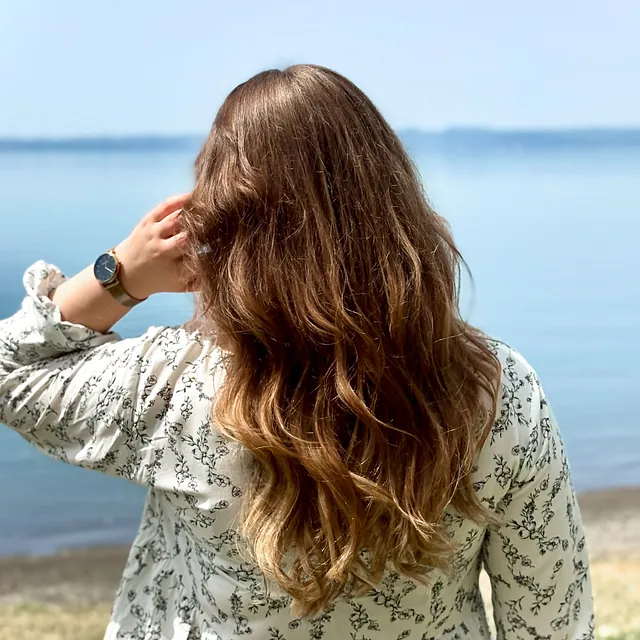 Auf dieser Seite werden Fotos von Models mit Haarverlängerung, Haarverdichtung oder Extensions gezeigt.